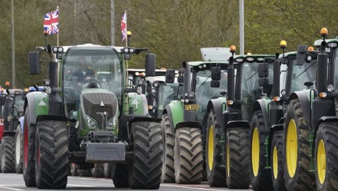 POLJOPRIVREDNICIMA PREKIPELO: Na stotine traktora ispred zgrade parlamenta (FOTO)