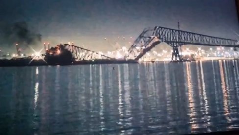 ХОРОР У АМЕРИЦИ: Срушио се велики мост након удара брода, погледајте језиви снимак (ВИДЕО)
