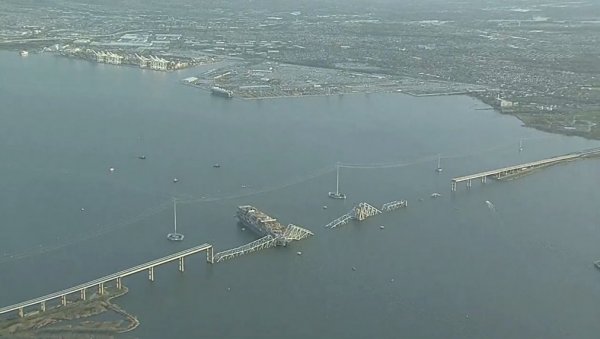 ПОЈАВИО СЕ СНИМАК ИЗ ВАЗДУХА: Језиви призори после удара брода у велики мост у Балтимору, катастрофа невиђених размера (ФОТО/ВИДЕО)