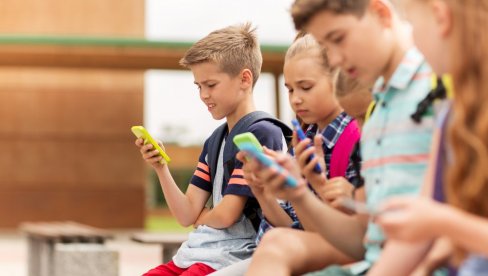 И ДВОГОДИШЊАКЕ ЛЕЧЕ ОД ИНТЕРНЕТ ЗАВИСНОСТИ: Деца су још заокупљенија друштвеним мрежама него што то показују истраживања