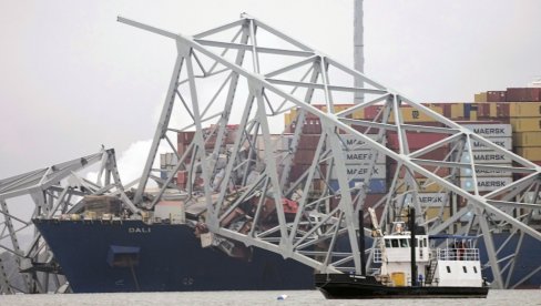 САВ УЖАС СТАО У СВЕГА НЕКОЛИКО СЕКУНДИ: Најдетаљнији снимак брода и уништеног моста у Балтимору (ВИДЕО)