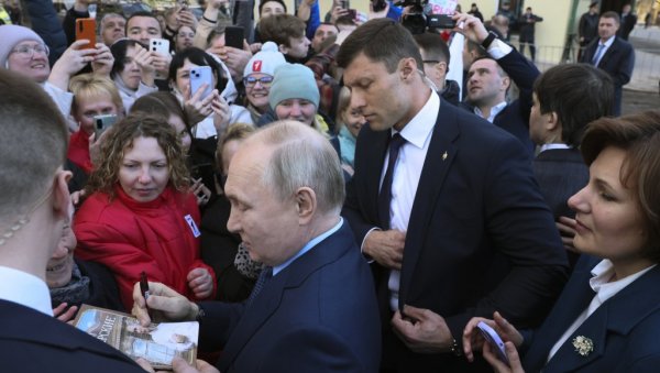 ЈА САМ ВАС 20 ГОДИНА ЧЕКАЛА: Грађани похрлили да виде и сликају руског председника, сви изашли на улице због Путина (ВИДЕО)