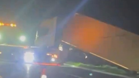 КАМИОН ЗАВРШИО У ЈАРКУ ПОРЕД ПУТА: Саобраћајка на Милошу Великом (ВИДЕО)