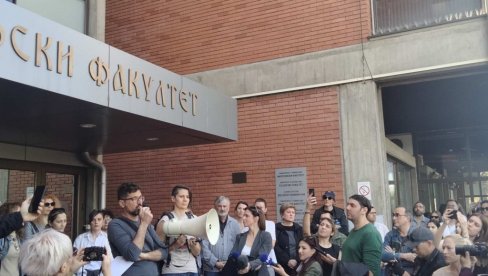 ODRŽAN I SKUP PODRŠKE GRUHONJIĆU: Studenti zbog govora mržnje nastavljaju blokadu Filozofskog fakulteta u Novom Sadu