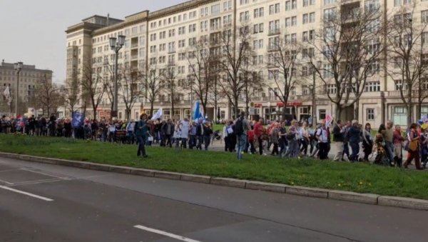 СПРЕМНОСТ ЗА БОРБУ? НИКАДА ВИШЕ: Протест у Берлину, хиљаде људи изашло на улице (ВИДЕО)