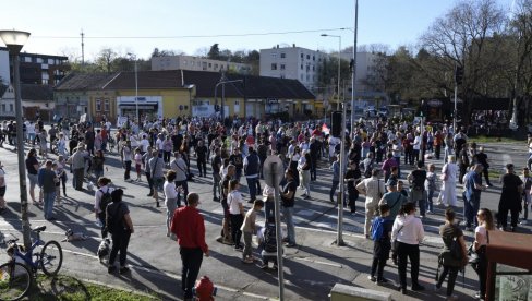 STOP KVADRATIMA, ZA ZDRAVU SREDINU: Stanovnici blokova blokirali raskrsnicu Gancijeve i Vojvođanske ulice