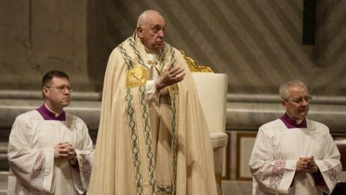 PAPA FRANJA PREDVODIO USKRŠNJE BDENJE: Rimski pontif održao večernju misu u bazilici Svetog Petra