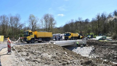 GRADE MOST PREMA MANASTIRU: Obnova infrastrukture oštećene poplavama u kraljevačkom kraju (FOTO)