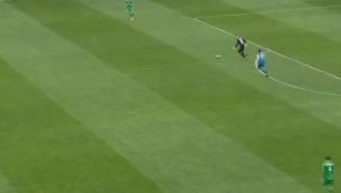 KAKVA MAJSTORIJA: Golman postigao neverovatan gol (VIDEO)