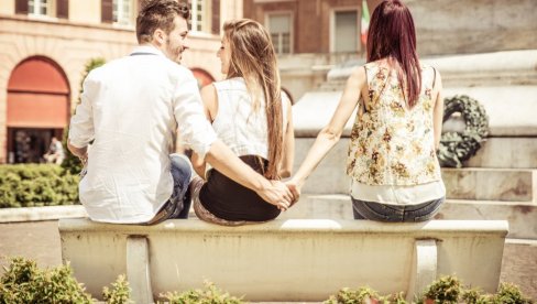 NEVERSTVO: Kako preljubnici kriju osećanja i vezu kada se nađu na istom mestu sa zvaničnim partnerima