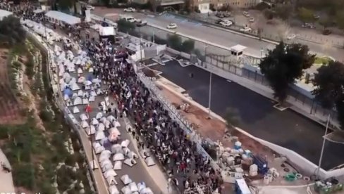 ИЗБОРИ У ЈЕРУСАЛИМУ: Стотине људи окупило се испред Кнесета друге ноћи предизборних протеста (ВИДЕО)