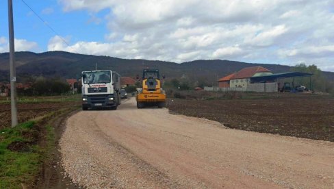 PUT ČEPURE-RAŠEVICA:  U toku je rehabilitacija lokalne saobraćajnice kod Paraćina