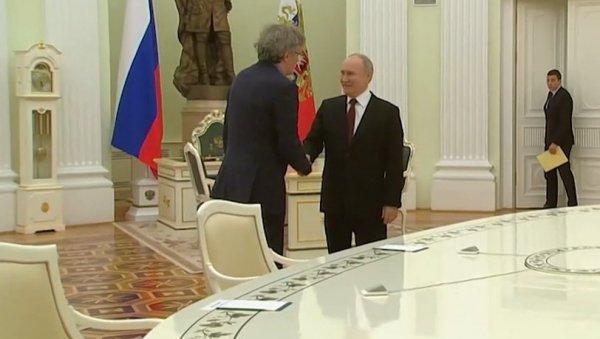 ДРАГИ ЕМИРЕ, ДРАГО МИ ЈЕ ДА ВАС ВИДИМ: Путин у четири ока са Кустурицом (ФОТО/ВИДЕО)