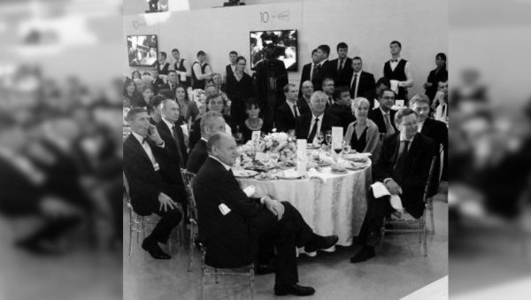 ФЕЉТОН - СВЕЧАНА ВЕЧЕРА У МОСКВИ СА ПУТИНОМ И КУСТУРИЦОМ: Атмосфера за столом са Путином подсећала  је на срдачно породично славље