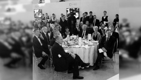 ФЕЉТОН - СВЕЧАНА ВЕЧЕРА У МОСКВИ СА ПУТИНОМ И КУСТУРИЦОМ: Атмосфера за столом са Путином подсећала  је на срдачно породично славље