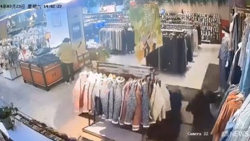 URUŠIO SE POD RADNJE, NEKOLIKO OSOBA POVREĐENO: Drama u tržnom centru, nadzorne kamere zabeležile jeziv trenutak (VIDEO)