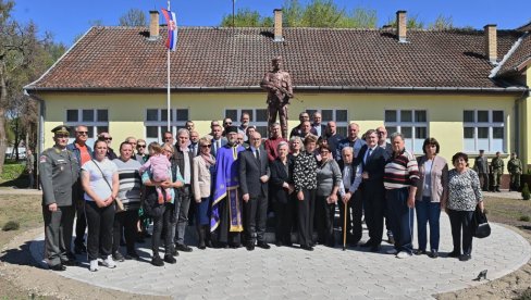 NEMA VELIKE LJUBAVI BEZ VELIKE ŽRTVE: Vučević i Selaković na otvaranju spomenika u Bačkoj Topoli - priznanje za 45 palih heroja (FOTO)