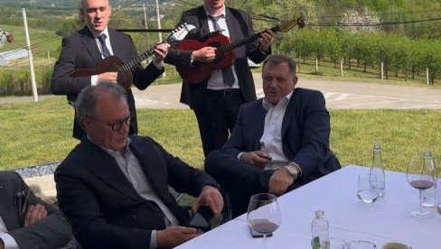 „SRPKINJA JE MENE MAJKA RODILA“: Dodik ispratio Orbana, pa zapevao (VIDEO)