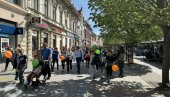 TRADICIONALNA ŠARENA POVORKA: Povodom Svetakog dana osoba sa autizmom šetnja u glavnoj ulici Zrenjanina (FOTO)