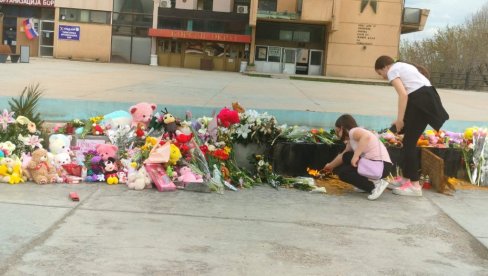 НАЈПОТРЕСНИЈИ ПРИЗОР: Девојчице пале свеће за убијену Данку Илић (ВИДЕО)