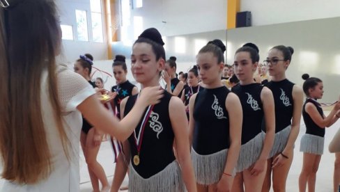 ZLATNA ODLIČJA ZA PARAĆINKE: Četiri medalje za gimnastičarke u Svilajncu (FOTO)