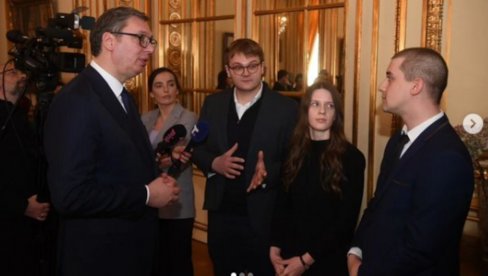 ONI SU PONOS SRBIJE, SPREMNI SU DA POMOGNU SVOJIM ZNANJEM: Vučić sa članovima Srpskog nuklearnog društva u Francuskoj (FOTO)