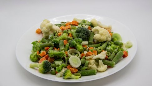 SAVRŠENA ZA PRVE PROLEĆNE DANE: Salata od karfiola, zelene boranije i tikvice