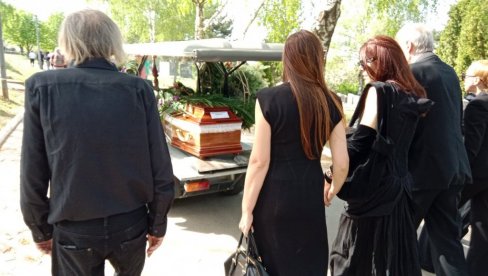 КРЕНУЛА ПОВОРКА: Испраћај Слађане Милошевић на вечни починак (ВИДЕО)
