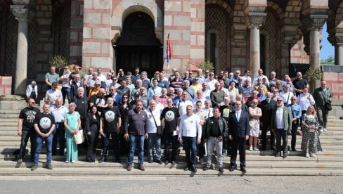 ZA DVA SATA 980 POTPISA: Na platou ispred Crkve Svetog Marka juče organizovana peticija podrške Rezoluciji o genocidu nad Srbima u NDH