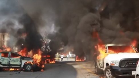 GORI ZGRADA U MEKSIKU: Demonstranti pale zgradu vlade, i desetine automobila nakon smrti studenta (VIDEO)