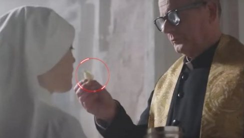 KATOLICI BESNI: Čime sveštenik pričešćuje časnu sestru?! Ovo je blasfemija! (VIDEO)