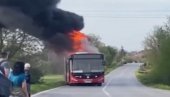 AUTOBUS KOMPLETNO IZGOREO: Drama kod Lazarevca, crni gusti dim prekrio naselje (VIDEO)