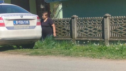 JA ĆU PUĆI OD MUKE: Majka ubice male Danke Ilić u razgovoru sa policajcima ispred kuće u Zlotu (FOTO/VIDEO)