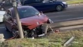 TEŠKA NESREĆA NA BANOVOM BRDU: Prednji deo automobila uništen, stvaraju se velike gužve u ovom delu grada (VIDEO)