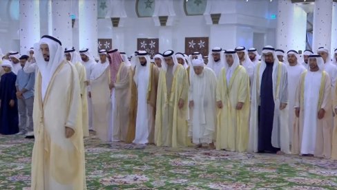 МОЛИТВА ЗА РАМАЗАНСКИ БАЈРАМ: Председник УАЕ обавља молитву у Великој џамији шеика Заједа (ВИДЕО)