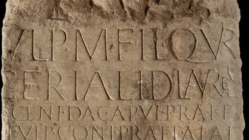 ISTORIJA CARSTVA KROZ ŽIVOT JEDNOG VITEZA: Jedinstvena ploča iz rimskog perioda, posvećena Marku Ulpiju, u Narodnom muzeju Srbije (FOTO)