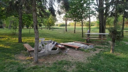 ČEKIĆEM NA EKO-ĆOŠE: Vandalizam u Lazinom parku, najvećoj zelenoj oazi u Vrbasu, uznemirio građane
