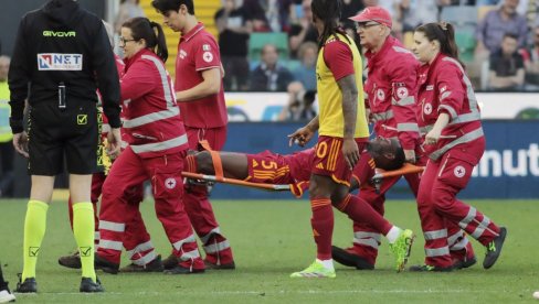 СТИГЛЕ ВЕСТИ ИЗ РИМА: Ево у каквом је стању фудбалер који је колабирао на терену (ФОТО)