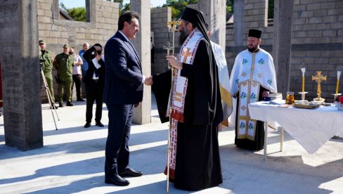 MINISTAR GAŠIĆ U BAZI ŽANDARMERIJE U ALEKSINCU: Osvećeni temelji crkve Sveti knez Lazar i kosovski mučenici (FOTO)