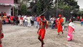 (UZNEMIRUJUĆE) NAVUČENI NA ODANOST: Jeziv ritual hindusa (VIDEO)