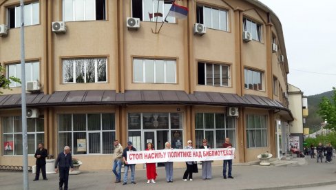 ПЉЕВАЉСКИ БИБЛИОТЕКАРИ ТРАЖЕ СМЕНЕ: Још један штрајк упозорења запослених у Бибилиотеци (ФОТО)