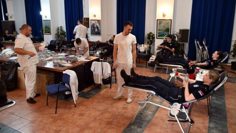 ХУМАНИТАРНА АКЦИЈА У СРЕМСКОЈ КАМЕНИЦИ: Гашић и будући полицајци добровољно дали крв (ФОТО)