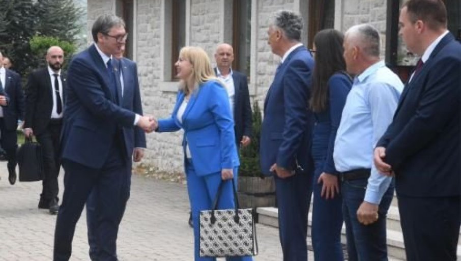 "PAŽLjIVO SLUŠAM KOJE SU NjIHOVE POTREBE" Vučić razgovarao sa predstavnicima srpske zajednice u Mostaru (FOTO)
