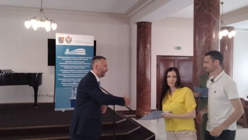 ВЛАСНИК НЕКРЕТНИНЕ БИЋЕ ЖЕНА: У Војводини још 30 породица добило финансијску помоћ за куповину кућа