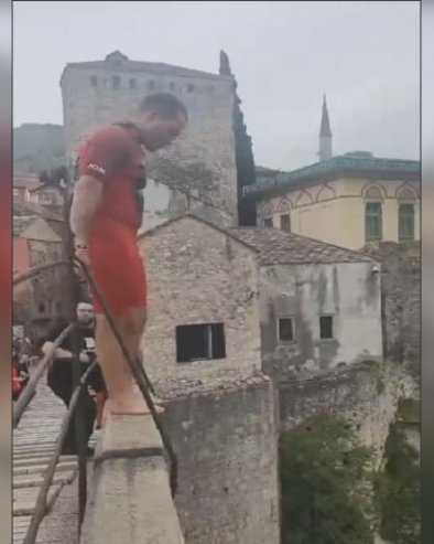 HIT SNIMAK IZ MOSTARA: Mladić skače sa Starog mosta (VIDEO)