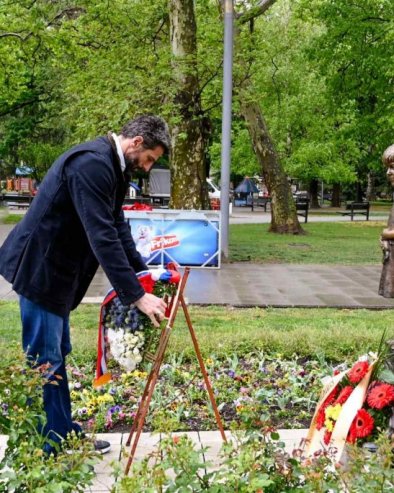 DECU VAM NISMO OPROSTILI: Šapić položio venac na spomenik Milici Rakić (FOTO)