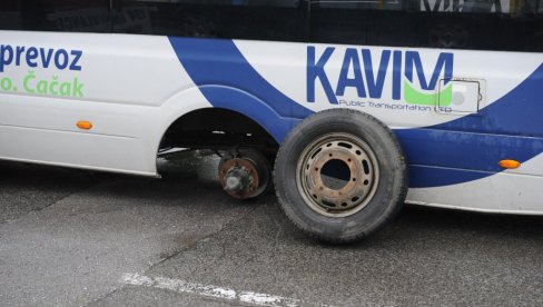 МОГАО ЈЕ НЕКО ДА НАСТАДА: Инцидент у Краљеву, аутобусу отпао точак