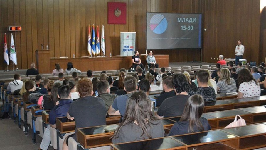 U SAOBRAĆAJNIM NESREĆAMA PROŠLE GODINE POGINULO 89 MLADIH: Tribina ''Na maturu bez automobila'' organizovana i u Sremskoj Mitrovici