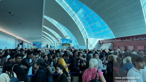ПОТПУНИ ХАОС: Туристи на аеродромима у Дубаију очајни, немају хране, вичу, буне се