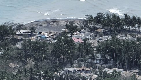 ОСТРВО ПРЕКРИВЕНО ПЕПЕЛОМ: Људи у паници - Вулкан избацује камење и вруће облаке, страхује се од цунамија (ФОТО)